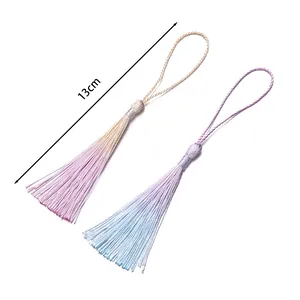 Primo piano di nappe sfumate da 13 cm tinte a mano per accessori fai da te e segnalibri