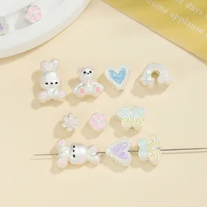 Dettaglio di perle smaltate argento a forma di cuore e animali per gioielli fai-da-te