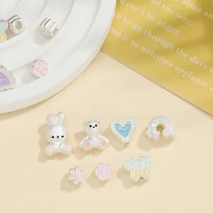 Vista dettagliata di simpatici ciondoli per braccialetti fai-da-te in argento opaco colorati