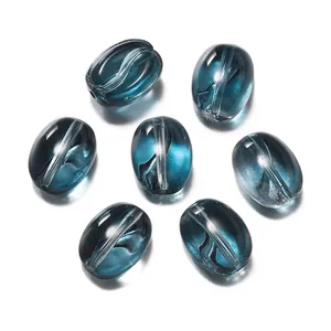 Détail macro de perles en verre bleu sarcelle translucide pour bijoux et bracelets