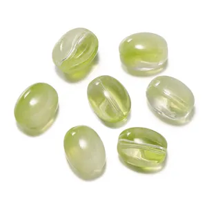 Gros plan de perles d'espacement en verre vert translucide pour la création de bijoux