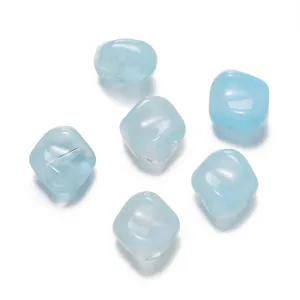 Vue macro de perles en verre bleues translucides en forme de cube pour bijoux DIY