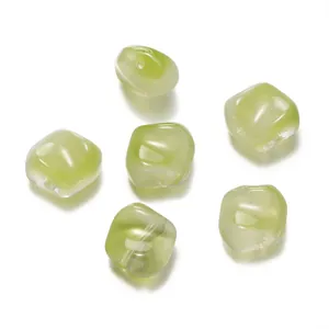 Vue rapprochée de perles en verre vert clair carrées arrondies pour la création de bijoux