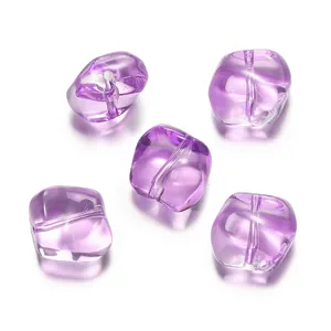 Détail de perles en verre violet transparent avec trou central pour bijoux DIY