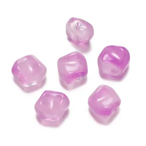 Vue rapprochée de six perles en verre carrées violettes translucides pour bijoux DIY