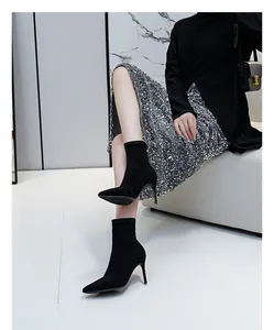 Elegante schwarze Stretch-Stiletto-Sockenstiefel mit spitzer Kappe am Modemodell