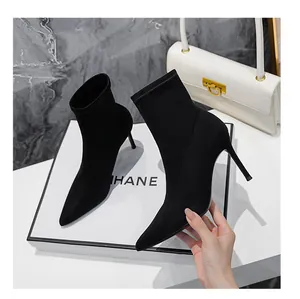 Seitenansicht eleganter schwarzer spitzer Socken-Stiefeletten mit hohem Stiletto-Absatz.