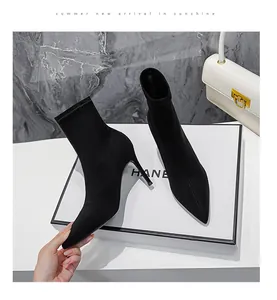 Nahaufnahme von eleganten schwarzen elastischen Socken-Stiefeln mit Stiletto-Absatz