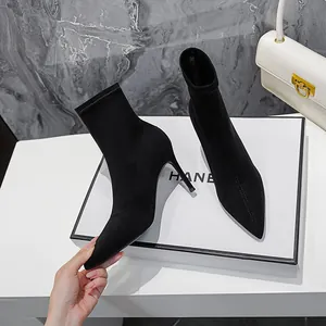 Elegante schwarze elastische Sockenstiefel mit spitzer Zehenpartie und Stiletto.