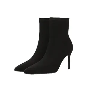 Elegante schwarze Stretch-Socken-Stiefeletten mit spitzer Zehenpartie und Pfennigabsatz