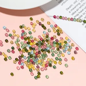 Λεπτομερής μακροεντολή πολύχρωμες γυάλινες χάντρες για χειροποίητα κοσμήματα DIY