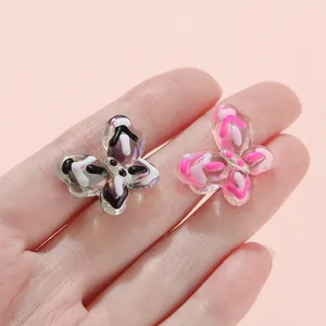 Vue détaillée de perles papillon colorées en acrylique pour la création de bijoux DIY