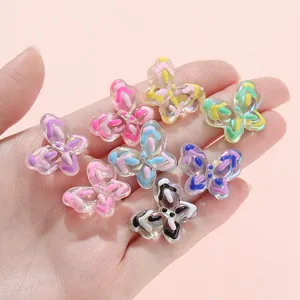 Gros plan de perles papillon en acrylique transparent coloré pour la création de bijoux