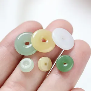 Nahaufnahme verschiedener farbiger Glas-Jade-Donut-Perlen für DIY-Schmuckprojekte