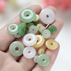 Nahaufnahme von bunten Glasimitationen von Jade-Donut-Perlen für handgefertigten DIY-Schmuck