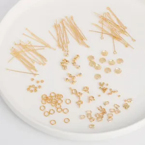 Vergulde DIY-sieradenonderdelenset met spelden, ringen en sluitingen op een wit dienblad