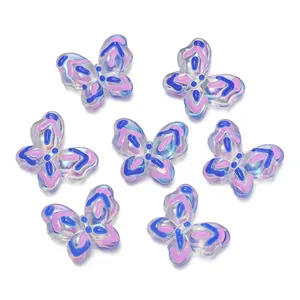 Vue rapprochée de perles papillon en acrylique colorées avec fini iridescent brillant