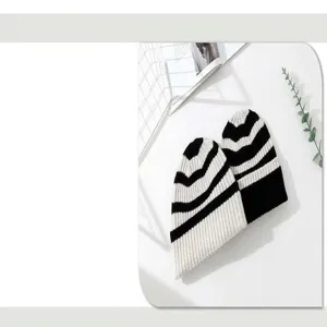 Eleganti berretti in maglia a righe bianche e nere per il calore invernale e il comfort esterno