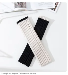 Detailansicht gestrickter Armstulpen mit Rippstruktur und Daumenloch für den Winter