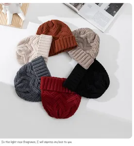 Verschillende kleuren 100% wollen gebreide mutsen in een cirkelvormige detailweergave