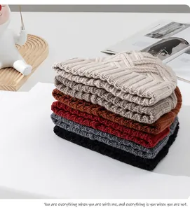 Detailopname van diverse kleuren wollen mutsen met dikke warme gebreide texturen