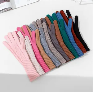 Bunte lange Strickhandschuhe aus Wolle für den Winter mit gerippter Textur und Farbauswahl.