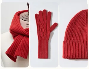 Ensemble d'hiver en laine rouge avec écharpe tricotée, bonnet et gants confortables.