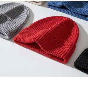Vue détaillée de bonnets en laine de qualité supérieure en plusieurs couleurs vives