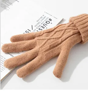 Detailansicht weicher kamelfarbener Strickhandschuhe aus reiner Wolle mit Zopfmuster