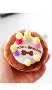 Détail d'un jouet couineur en peluche en forme de gâteau d'anniversaire pour chiens
