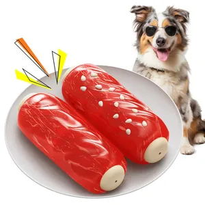 Nahaufnahme von zwei roten hundekauspielzeugen in wurstform für die zahnhygiene des hundes.