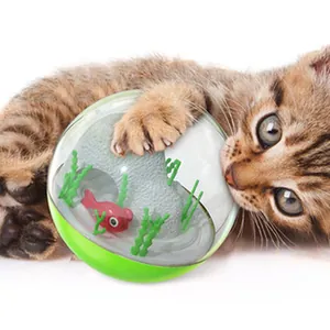 Vue détaillée d'un chaton utilisant un broyeur à griffes en forme de boule avec décor