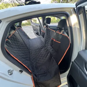 Détail de la housse de siège auto matelassée pour animaux sur le siège arrière