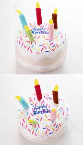 Vues détaillées d'un jouet en peluche en forme de gâteau d'anniversaire pour chien