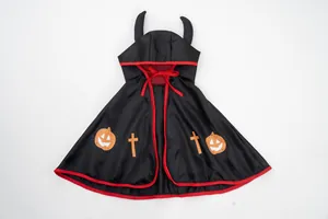 Vista dettagliata della mantella di Halloween per cani con corna e zucche stampate