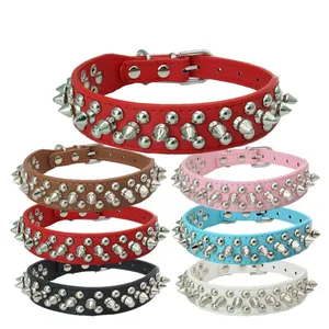 Vue détaillée des colliers en cuir PU à pointes disponibles en six couleurs vives