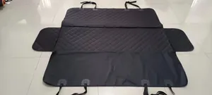 Couvre-siège de voiture pour chien matelassé noir imperméable avec sangles de fixation.