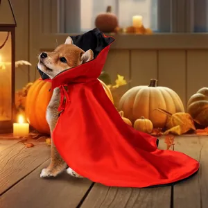 Primo piano di un cucciolo che indossa un mantello di Halloween rosso e nero