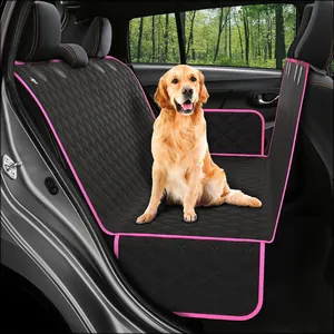 Vue détaillée de la housse de siège auto pour chien noire imperméable rose.