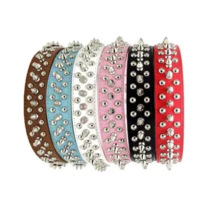Lot de six colliers en cuir PU à pointes pour chiens et chats, style punk coloré.