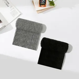 Sciarpe lunghe e morbide in lana mohair, colori grigio e nero, stile minimalista