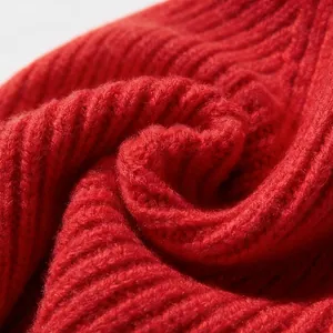 Gros plan de haute qualité d'un tricot en pure laine rouge vif avec texture côtelée