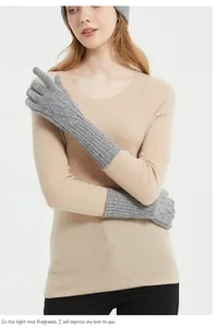 Lange grau gestrickte Wollhandschuhe für Damen mit elegantem Zopfmuster für den Winter
