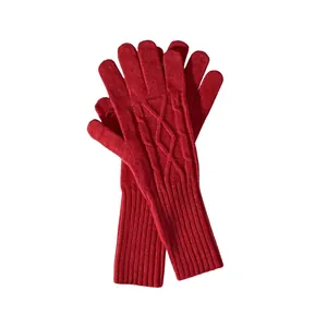 Gants tricotés en pure laine rouge avec motif de torsades et poignets côtelés
