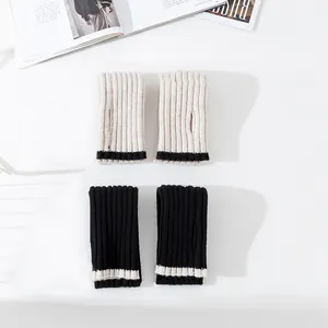 Modische warme Rippstrick-Armstulpen ohne Finger für die Herbst- und Wintersaison.