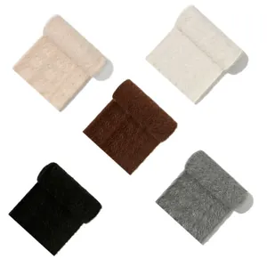 Soffici sciarpe in lana d'alpaca a pelo lungo in cinque colori su sfondo bianco
