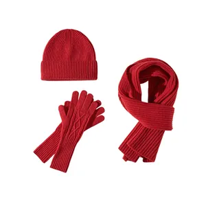 Ensemble d'hiver avec bonnet en laine rouge, écharpe côtelée et gants tricotés