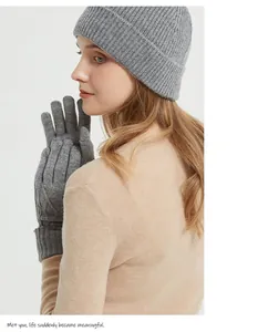 Detailansicht der grauen Strickhandschuhe und Mütze aus reiner Wolle für Damen