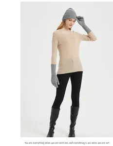 Detailansicht grauer Strickhandschuhe aus reiner Wolle mit extra langen Manschetten für Damen