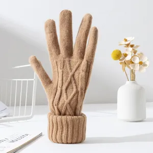 Gemütliche kamelbraune Winterstrickhandschuhe aus Wolle mit Zopfmuster-Detail